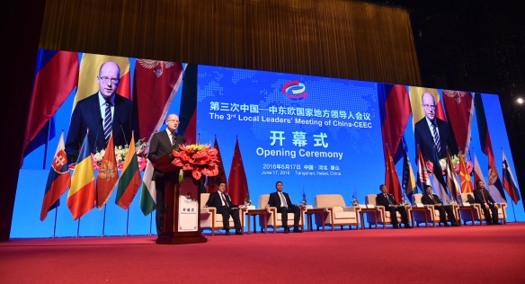 Předseda vlády Bohuslav Sobotka se zúčastnil zahájení Local Leaders Meeting v Tangshan Grand Theater, 17. června 2016.