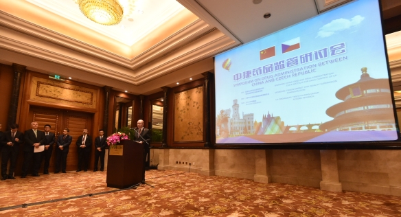 Předseda vlády vystoupil na semináři o spolupráci ve zdravotnictví, 25. listopadu 2015.