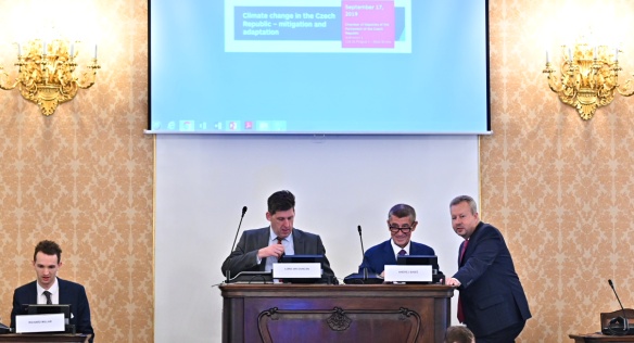 Premiér Andrej Babiš, ministr Richard Brabec a ministr pro změnu klimatu Velké Británie Ian Duncan na konferenci ke změně klimatu, 17. září 2019.
