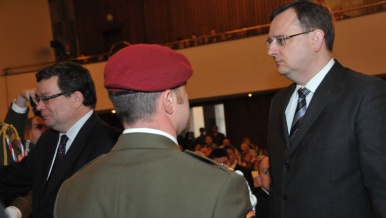 Premiér specialistům: V Afghánistánu riskujete, abychom žili bezpečněji