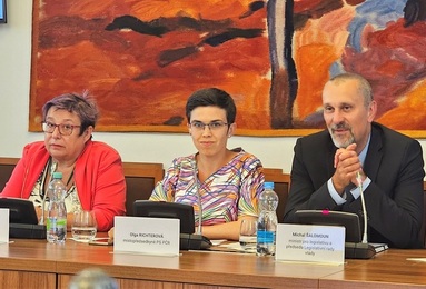 Ministr pro legislativu Michal Šalomoun s místopředsedkyní PS Olgou Richterovou a hlavní hygieničkou Pavlou Svrčinovou, PS PČR, 29. 6. 2023