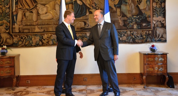 Státní tajemník Tomáš Prouza a bývalý francouzský ministr hospodářství a financí Pierre Moscovici, 24. července 2014 v Hrzánském paláci.