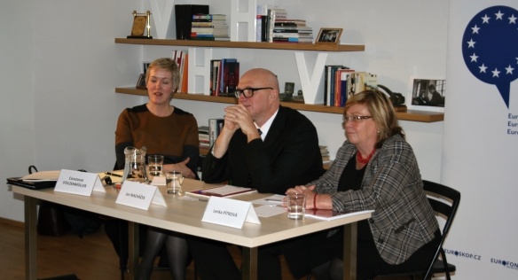 Constanze Stelzenmüllerová z German Marshall Fund, moderátor Jan Macháček a Lenka Pítrová z Úřadu vlády.