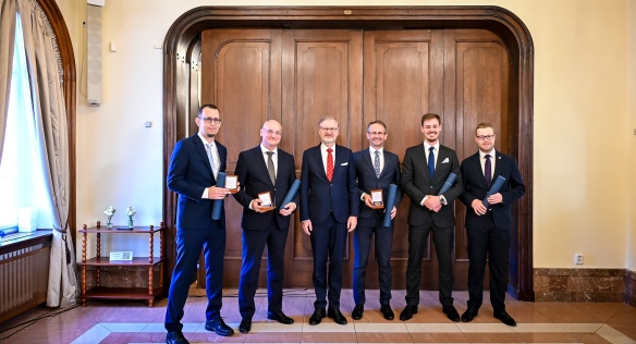 Laureáti letošní Ceny Bezpečnostní rady státu spolu s premiérem P. Fialou, 24. září 2024.