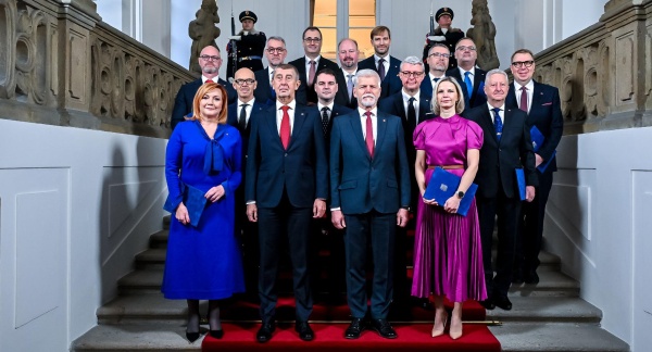 Společná fotografie členů vlády Andreje Babiše s prezidentem republiky Petrem Pavlem po jmenování kabinetu na Pražském hradě, 15. prosince 2025.