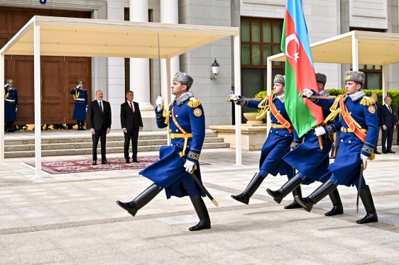 Prezident Ázerbájdžánu Ilham Alijev a český premiér Andrej Babiš na společném jednání v prezidentské rezidenci v Gabale, 27. dubna 2026.