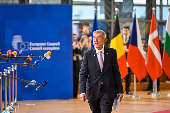 Premiér Andrej Babiš se připravuje na zahájení druhého jednacího dne summitu Evropské rady v Bruselu, 16. října 2026.