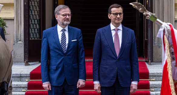 Premiéři Petr Fiala a Mateusz Morawiecki během uvítacího ceremoniálu ve Varšavě, 29. dubna 2022.