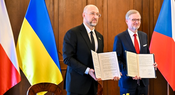 Premiéři ČR Petr Fiala a Ukrajiny Denys Šmyhal podepisují společné prohlášení o výsledcích mezivládních konzultací, 16. července 2024.