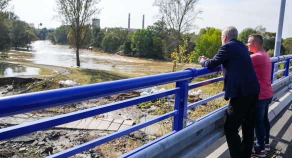 Premiér Petr Fiala si na mostě v Ratibořské ulici v Opavě prohlíží škody, které napáchala rozvodněná řeka Opava, 17. září 2024.