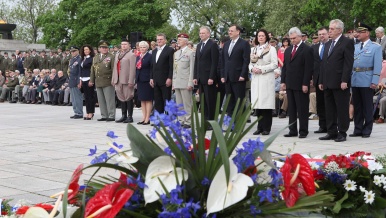 Předseda vlády Petr Nečas se zúčastnil pietního aktu u Národního památníku v Praze na Vítkově, 8. května 2013