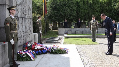 Premiér Petr Nečas zúčastnil pietního aktu na Olšanských hřbitovech, který se konal v rámci oslav 68. výročí konce druhé světové války, 9. května 2013