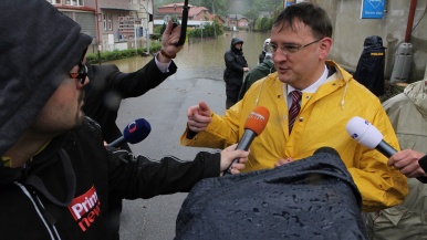 Premiér odpovídá na dotazy novinářů ve Štěchovicích.