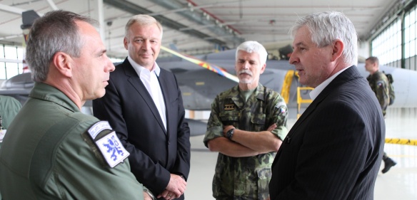 Premiér v pondělí 26. srpna 2013 odpoledne v doprovodu ministra obrany a náčelníka generálního štábu navštívil vojenskou základnu v Čáslavi.