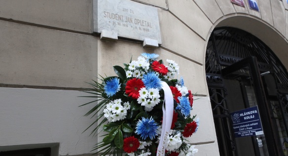 Vzpomínkový akt k výročí 17. listopadu u Hlávkovy koleje, 17. listopadu 2013.