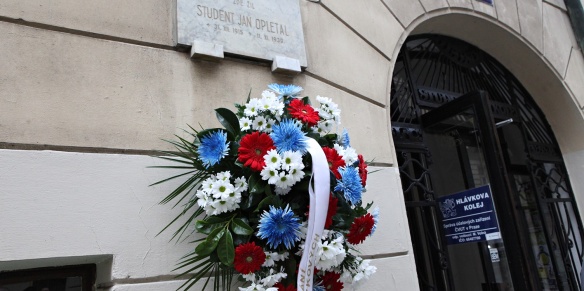 Vzpomínkový akt k výročí 17. listopadu u Hlávkovy koleje, 17. listopadu 2013.