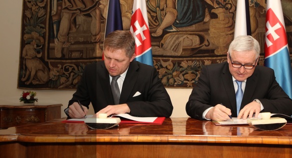 Premiér Jiří Rusnok s předsedou slovenské vlády Robertem Ficem 28. listopadu 2013 při podpisu smlouvy v Hrzánském paláci.