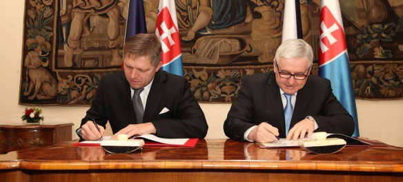 Premiér Jiří Rusnok s předsedou slovenské vlády Robertem Ficem 28. listopadu 2013 při podpisu smlouvy v Hrzánském paláci.