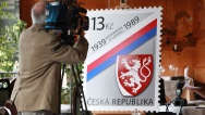 Premiér spolu s ministrem vnitra a GŘ České pošty Elkánem představili příležitostnou poštovní známku, 5. listopadu 2014, zdroj: Česká pošta.