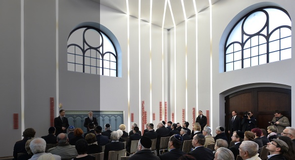 Premiér Jiří Rusnok navštívil 8. listopadu 2013 památník obětem šoa v Liberci. 