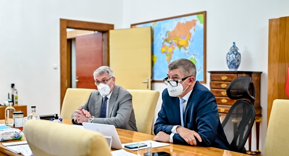 Premiér Andrej Babiš s ministrem obrany Lubomírem Metnarem během mimořádné schůze vlády, 8. prosince 2021.