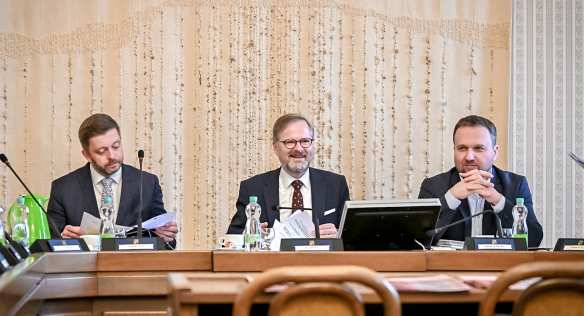Jednání vlády netradičně proběhlo v Poslanecké sněmovně, 4. května 2022.