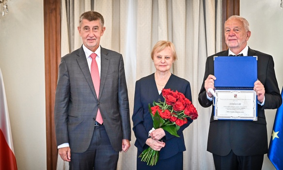 Premiér Andrej Babiš předal Františku Koukolíkovi Cenu předsedy Rady vlády pro výzkum, vývoj a inovace za letošní rok, 15. září 2021.