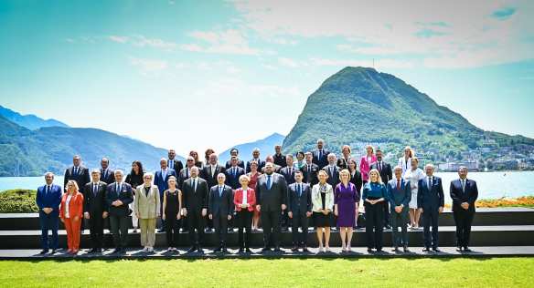 Společné foto účastníků Konference o obnově Ukrajiny, 4. července 2022.