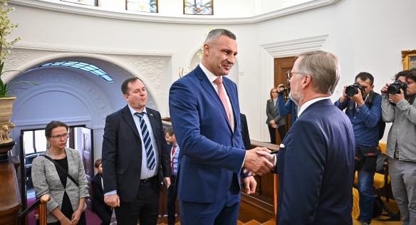 Premiér Petr Fiala se v Kramářově vile zdraví se starostou Kyjeva Vitalijem Klyčkem, 16. září 2022.