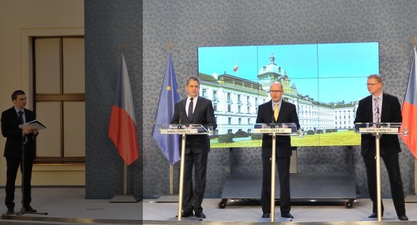 Premiér Sobotka, místopředseda vlády Bělobrádek a ministr Dienstbier na tiskové konference po jednání vlády 17. března 2014.