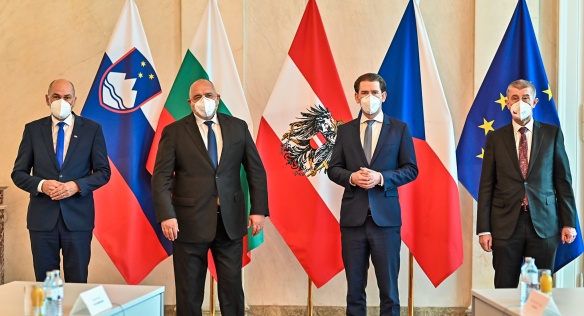 Premiéři na jednání s rakouským kancléřem hovořili například o vakcínách, 16. března 2021.