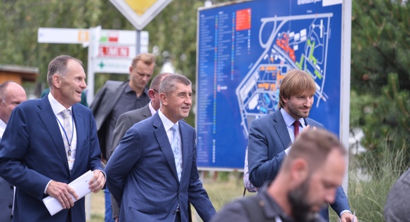 Ředitel Fakultní nemocnice Olomouc Roman Havlík, premiér Babiš a ministr zdravotnictví Vojtěch při návštěvě vlády v Olomouckém kraji, 20. června 2018.
