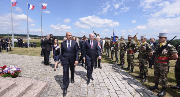 Premiér Sobotka 27. června 2015 uctil památku československých legionářů ve francouzském Darney.