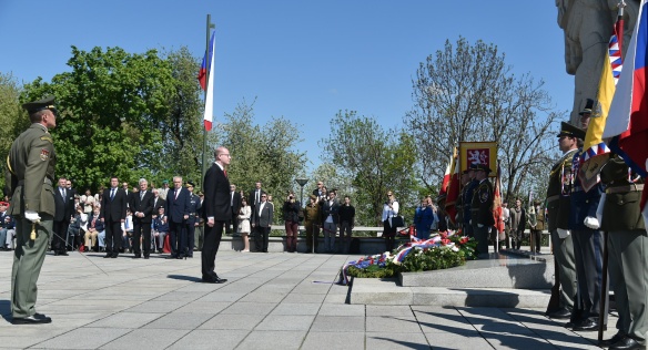 Premiér Sobotka 8. května 2016 uctil na pražském Vítkově památku obětí druhé světové války 