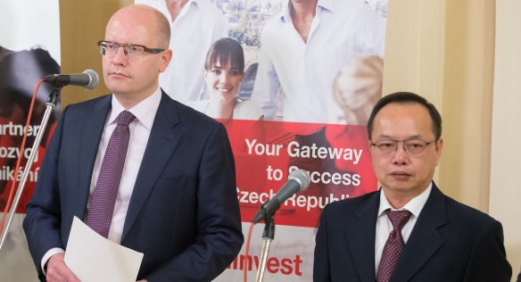 Předseda vlády Bohuslav Sobotka a viceprezidentem HTC Bruce Lee, 28. května 2015. Zdroj: M. Malý (Czechinvest).