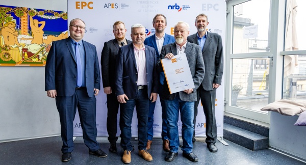 Zástupci Úřadu vlády převzali ocenění za energeticky úsporné EPC projekty. Zdroj: APES