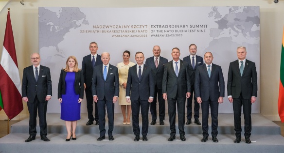 Společné foto lídrů států B9 s prezidentem USA Joe Bidenem a generálním tajemníkem NATO Jensem Stoltenbergem, 22. února 2023.