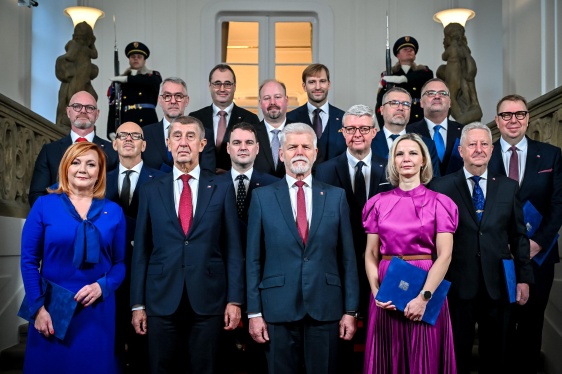 Společná fotografie členů vlády Andreje Babiše s prezidentem republiky Petrem Pavlem po jmenování kabinetu na Pražském hradě, 15. prosince 2025.