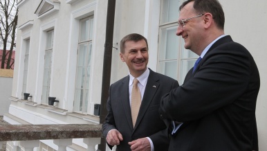 Předseda vlády Estonska Andrus Ansip s premiérem Petrem Nečasem v Tallinnu, 18. dubna 2013