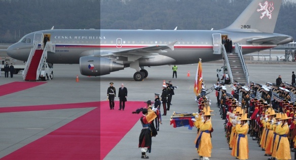 Slavnostní ceremonie na letištní ploše při příletu letadla předsedy vlády ČR do Soulu, 24. února 2015.