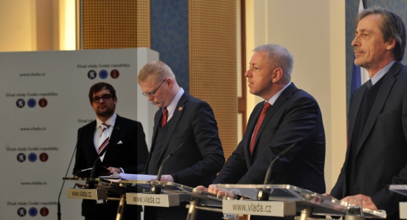 Tisková konference po jednání vlády 24. listopadu 2014.