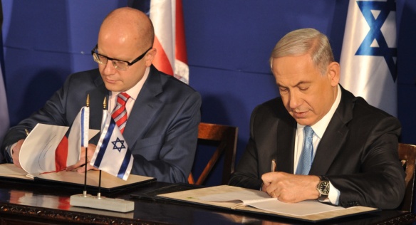 Signature of memoranda and agreements at a joint inter-governmental meeting on 25 November 2014.