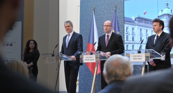 Tisková konference po jednání premiéra Sobotky a ministra Dienstbiera se zástupci dvanácti profesních komor, 3. března 2015.