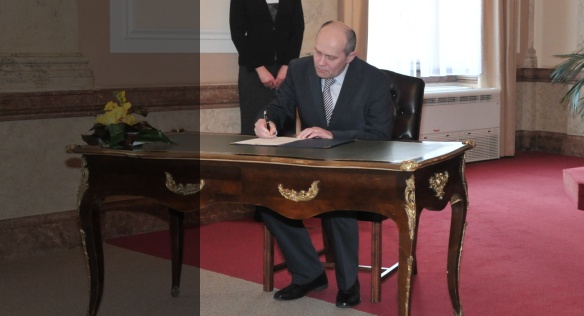 Náměstek pro státní službu Postránecký složil v pondělí 2. února 2015 služební slib do rukou předsedy vlády Sobotky.