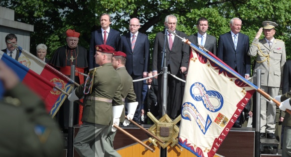 Předseda vlády Bohuslav Sobotka uctil na Vítkově památku obětí druhé světové války, 8. května 2015.