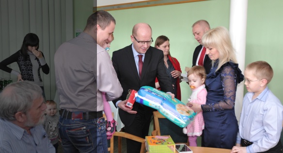 Premiér Bohuslav Sobotka a ministr vnitra Milan Chovanec navštívili krajany přesídlené z Ukrajiny, 1. dubna 2015.