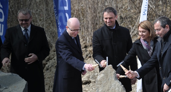 Premiér Bohuslav Sobotka společně s ministrem dopravy Danem Ťokem zahájil výstavbu dvou nových úseků dálnice D3, 7. dubna 2015.