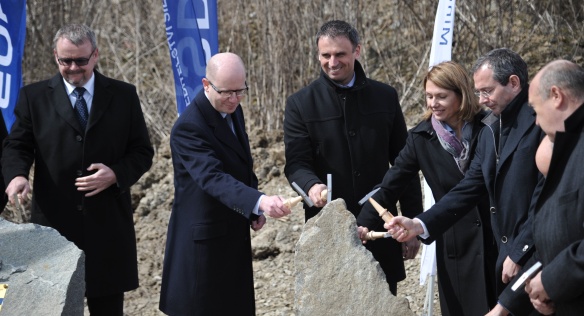 Premiér Bohuslav Sobotka společně s ministrem dopravy Danem Ťokem zahájil výstavbu dvou nových úseků dálnice D3, 7. dubna 2015.