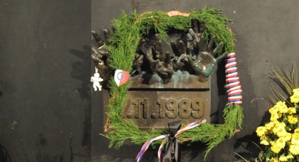 Pamětní deska 17. listopadu 1989 na Národní třídě v Praze, 17. listopadu 2014.