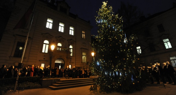 Premiér Sobotka s vedoucím Úřadu vlády Dvořákem rozsvítil ve čtvrtek 11. prosince 2014 vánoční strom před Strakovou akademií.